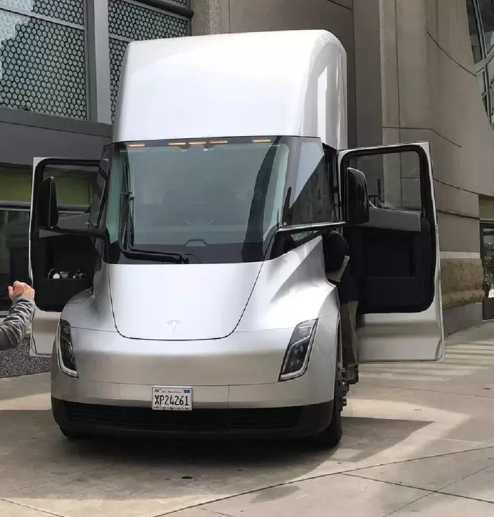 A Look At The Cockpit Of The Upcoming Tesla Semi Truck